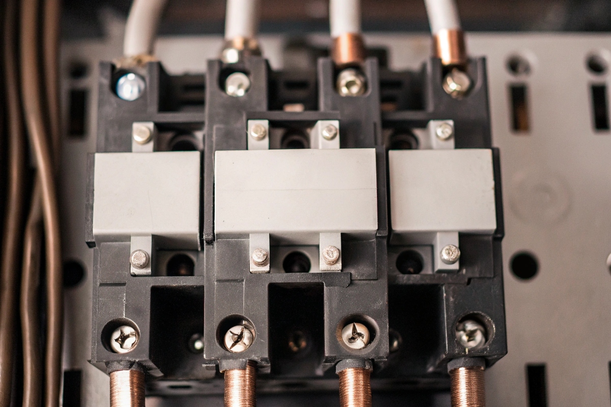 AC Contactor for motor control An industrial AC contactor with three main poles and auxiliary contacts.