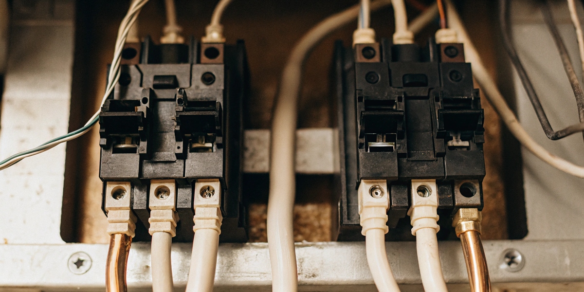 Two types of Square D breakers, QO and Homeline, showing different connection points